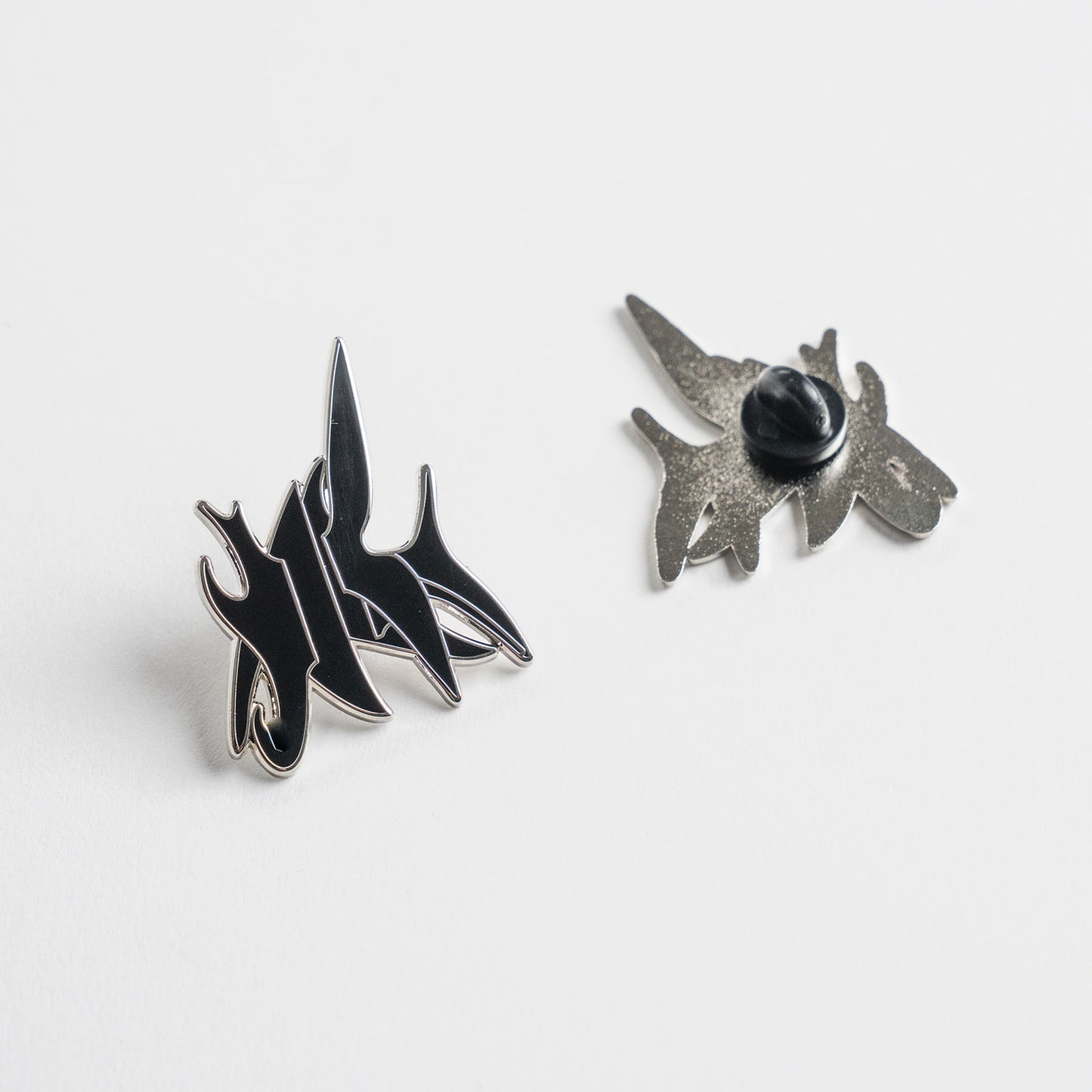 "Cock's Comb" stabile enamel pin